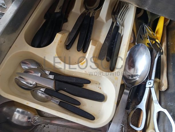Varinha mágica, utensílios, fritadeira e ventilador.