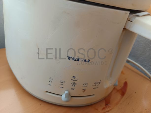 Varinha mágica, utensílios, fritadeira e ventilador.