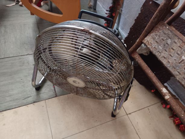 Varinha mágica, utensílios, fritadeira e ventilador.