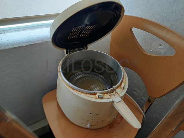 Varinha mágica, utensílios, fritadeira e ventilador.