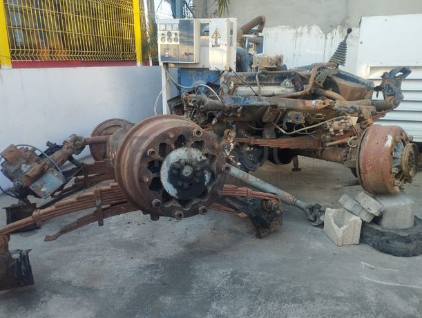 Motor diesel e eixo traseiro de camião com diferencial e travões