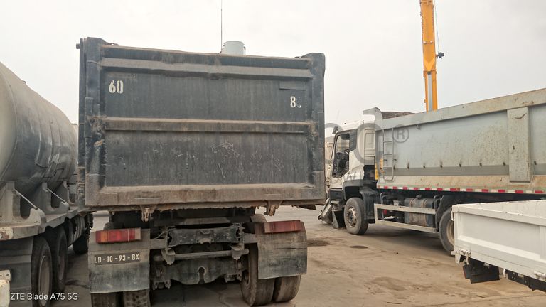 Camião Basculante Tras. 26 T (6X4) VOLVO FM 440 6x4
