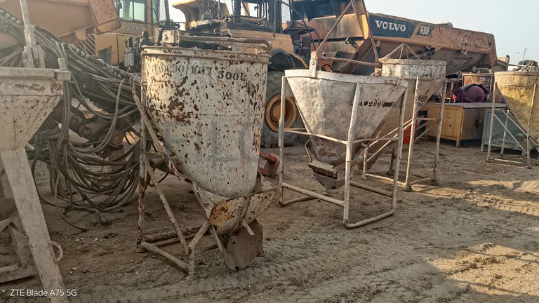 Lote constituído por 55 equipamentos