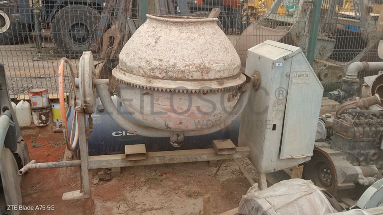 Lote constituído por 55 equipamentos