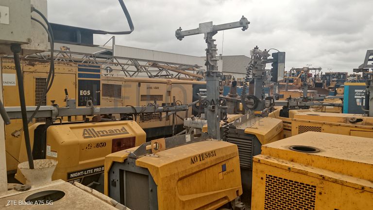 Lote constituído por 55 equipamentos