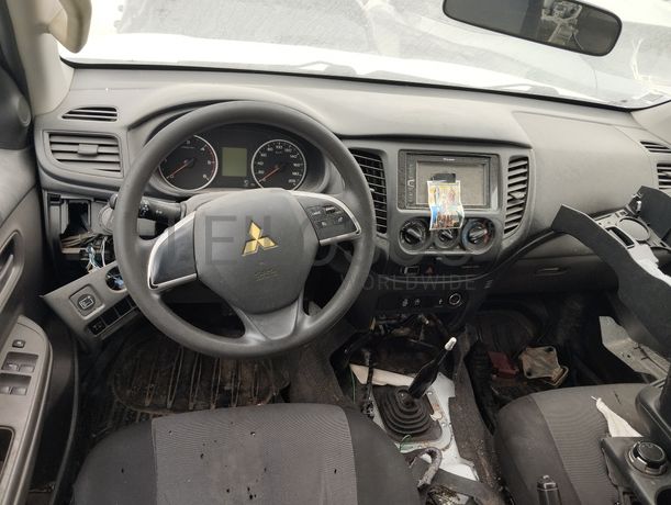 Fotografia 6 de 12: Mitsubishi L200 2.4 DI-D 4WD · Ano 2017