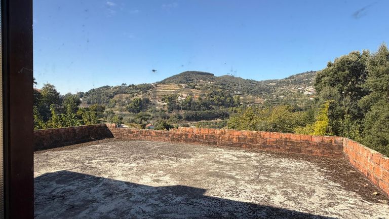 Direito à Raiz do Depósito de Água + Terreno com Benfeitoria + Terreno Rústico · Santa Marinha do Zêzere, Baião