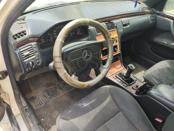 Fotografia 11 de 14: Mercedes-Benz E200 D 2.0 · Ano 1997