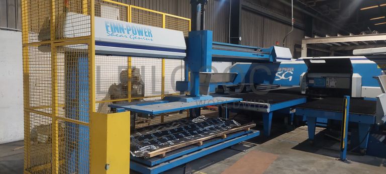 Poncionadora Finn Power SG6 com Guilhotina · Ano 2001