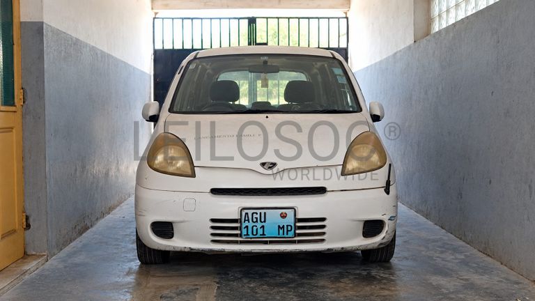 Toyota Fun Cargo NCP20 - 2000