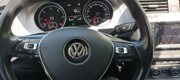 Volkswagen Golf Variant 1.6 TDI Bluemotion · Ano 2015