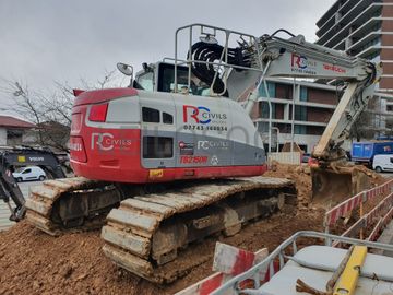 Giratória Rastos Takeuchi TB2150R · Ano 2018