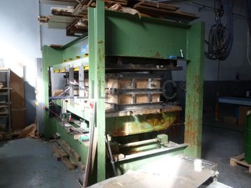 Hidráulica com moldes · Máquina de injeção de politeno · Moldes de Injeção · Moldes de Madeira