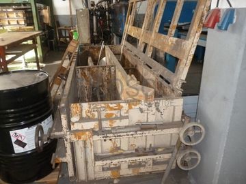 Hidráulica com moldes · Máquina de injeção de politeno · Moldes de Injeção · Moldes de Madeira