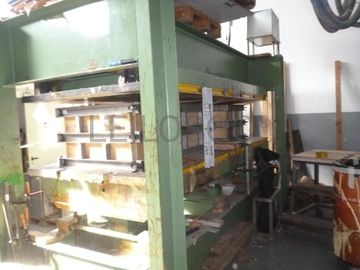 Hidráulica com moldes · Máquina de injeção de politeno · Moldes de Injeção · Moldes de Madeira