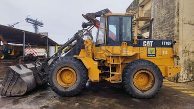 Pá escavadora CATERPILLAR T18F