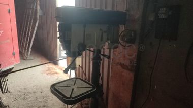 Máquina furadeira para abertura de roscas