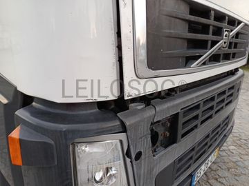 Volvo FH12 4x2 · Ano 2003