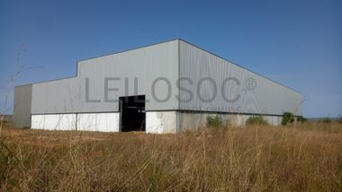 Armazéns em terreno de 5000m²