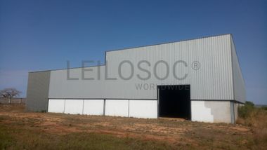 Armazéns em terreno de 5000m²