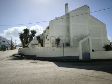 Moradia Geminada V4 em Condomínio Fechado · Atouguia da Baleia, Peniche