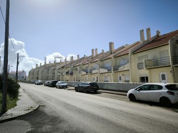 Moradia Geminada V4 em Condomínio Fechado · Atouguia da Baleia, Peniche