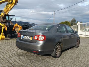 Volkswagen Jetta 2.0 TDI · Ano 2007