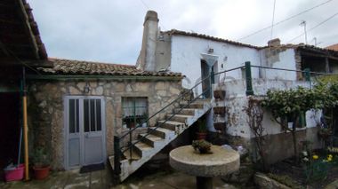 Moradia com arrecadação e anexo · Aldeia Velha, Sabugal