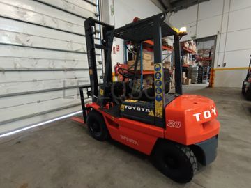 Empilhador Toyota de 2000Kg