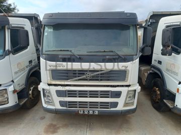 Camião Basc. Tras. (6X4) da marca VOLVO, modelo FM 4006X4