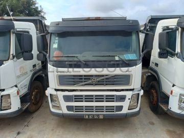 Camião Basc. Tras. (6X4) da marca VOLVO, modelo FM-400
