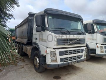 Camião Basc. Tras. (6X4) da marca VOLVO, modelo FM400-6x4-4