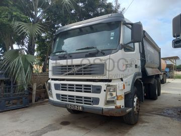 Camião Basc. Tras. (6X4) da marca VOLVO, modelo FM400-6x4-4