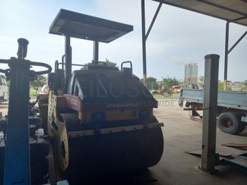 Cilindro de Rolos c/ Condutor da marca DYNAPAC, modelo CC 322