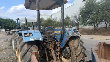 Trator New Holland/NHTT75