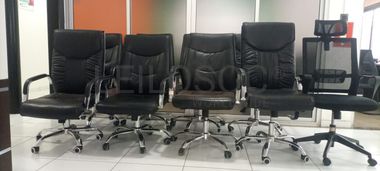 Nove cadeiras giratórias