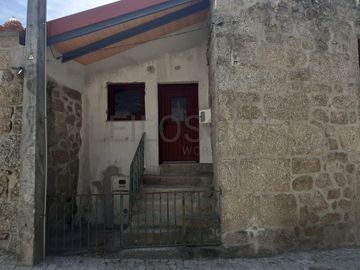 Moradia V2 com logradouro · Sobral da Serra, Guarda