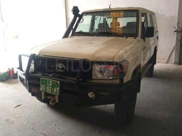 TOYOTA	LAND CRUISER