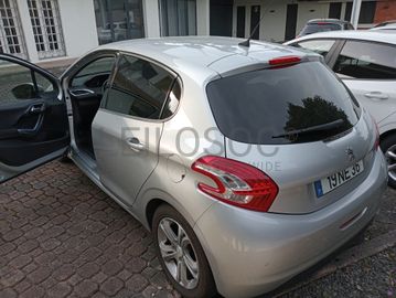 Peugeot 208 · Ano 2012