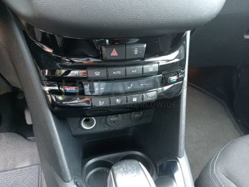Peugeot 208 · Ano 2012