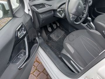 Peugeot 208 · Ano 2012