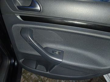 Volkswagen Golf 1.6 TDI · Ano 2009