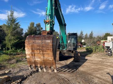 Escavadora Kobelco E 215 · Ano 2004