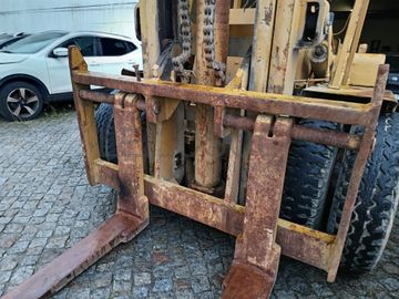 Empilhador Toyota · Porta Contentores