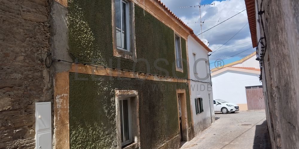 Moradia V6 (Para Recuperação) com Terreno · Vila Velha de Ródão