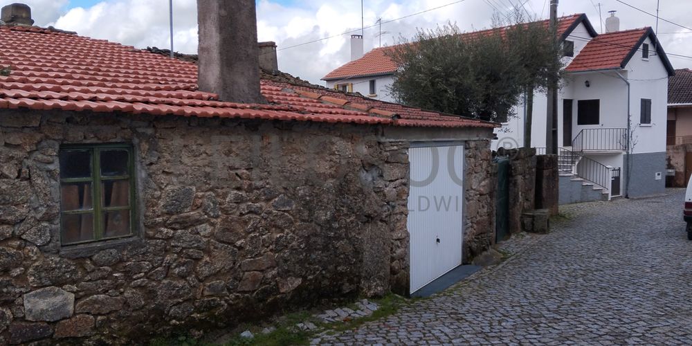 Moradia com arrecadação e anexo · Aldeia Velha, Sabugal
