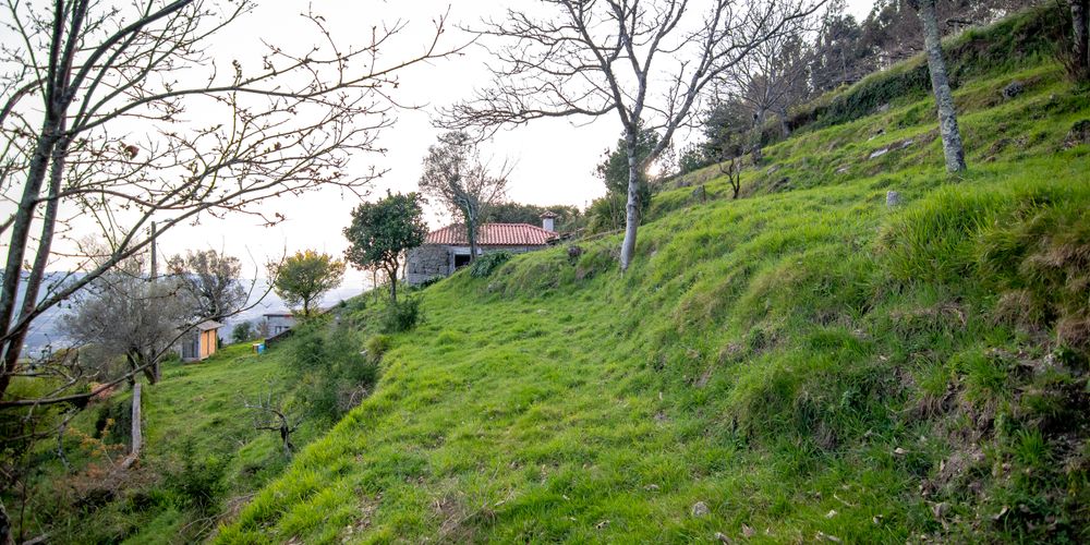 Moradia para restauro com Terrenos · Refoios do Lima, Ponte de Lima